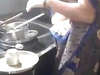 Desi indian Kannada aunty super hot omphalos hip